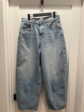 Universal Thread Light Wash Easy Barrel Jean in 10L